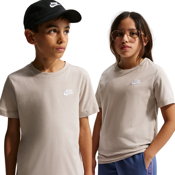 Koszulka dla dzieci Nike Sportswear beżowa FZ5177 236