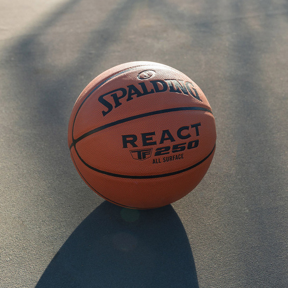 Piłka koszykowa Spalding React TF-250 rozm. 5 brązowa 76803Z